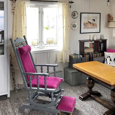 6 Person In Sandhornoy-by Traum