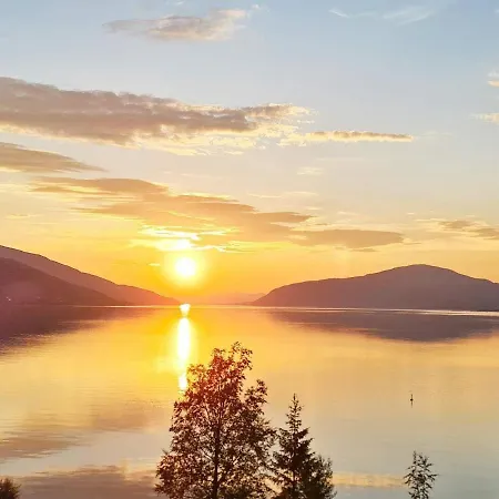 6 Person In Sandhornoy-by Traum *