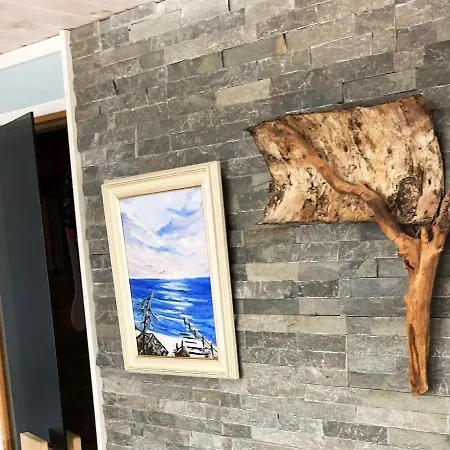 6 Person In Sandhornoy-by Traum *