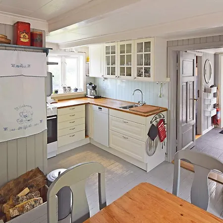 6 Person In Sandhornoy-by Traum * Rossnes