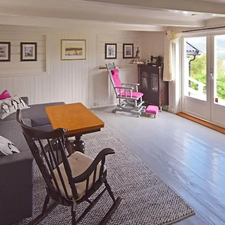 6 Person In Sandhornoy-by Traum *