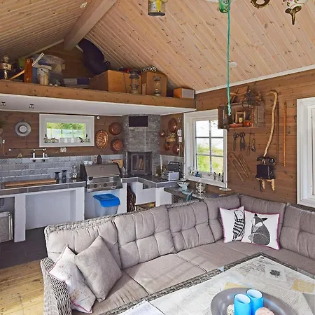 6 Person In Sandhornoy-by Traum * Rossnes