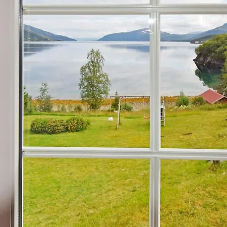 6 Person In Sandhornoy-by Traum Rossnes