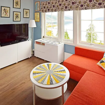 6 Person In Sandhornoy-by Traum * Rossnes