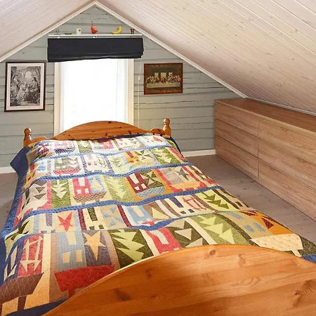 6 Person In Sandhornoy-by Traum * Rossnes