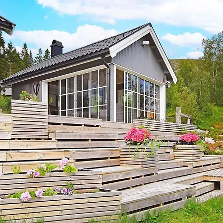 6 Person In Sandhornoy-by Traum *