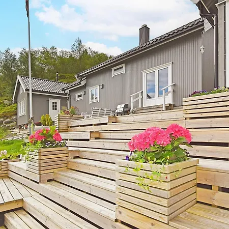 6 Person In Sandhornoy-by Traum