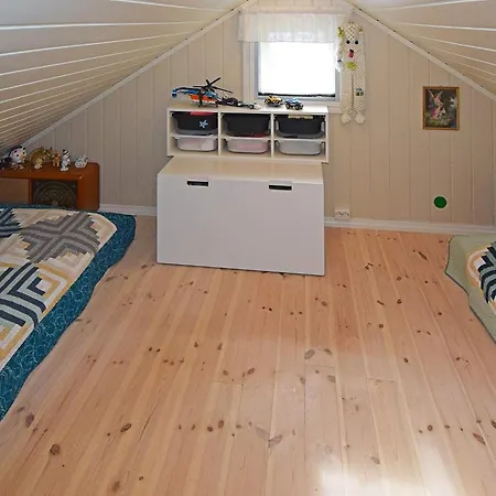 6 Person In Sandhornoy-by Traum * Rossnes