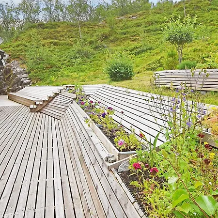 6 Person In Sandhornoy-by Traum